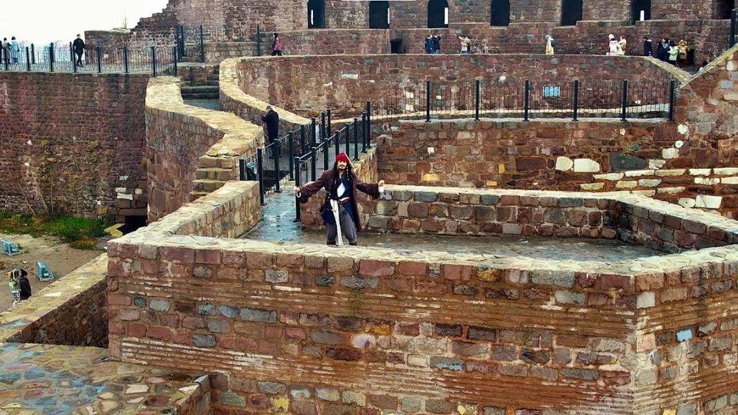 Ankaralı Jack Sparrow, oyun havalarıyla başkenti coşturdu! Görenler telefona sarıldı 4